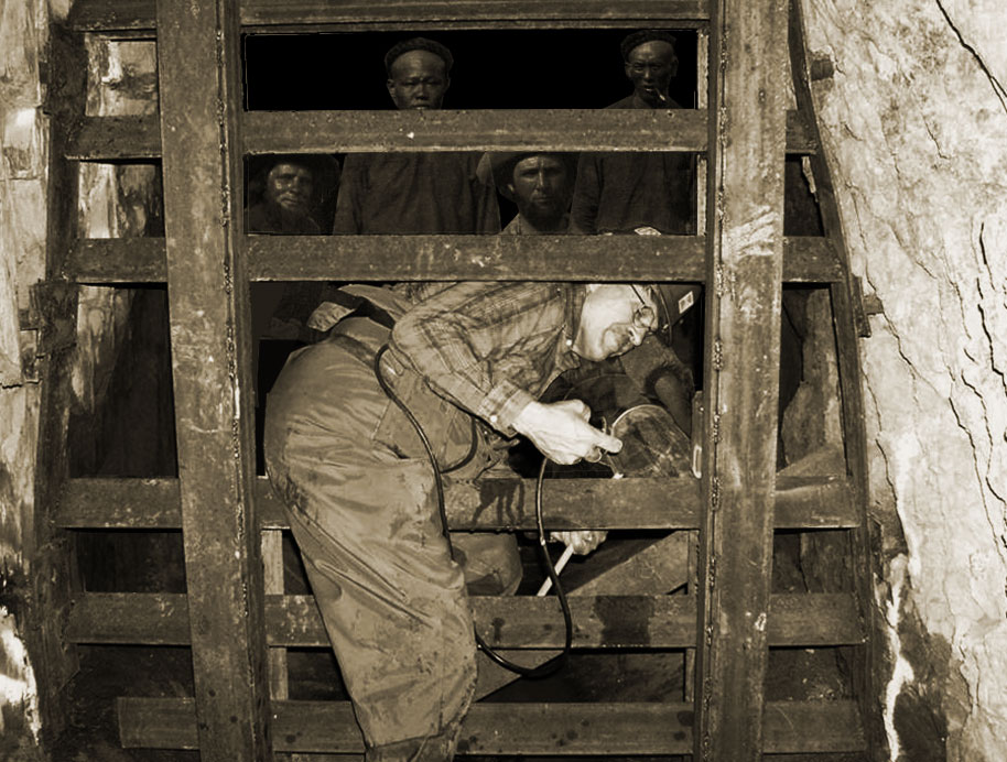 USGS's tweet image. What could be spookier than an #AbandonedMine…? 🦇

Uncover the #GoldRushGhosts brave USGS researchers ventured into abandoned mines to look for in a series of interactive maps 👉 ow.ly/RZQ950TM2R0

#SpookyScience #Mercury #AbandonedPlaces