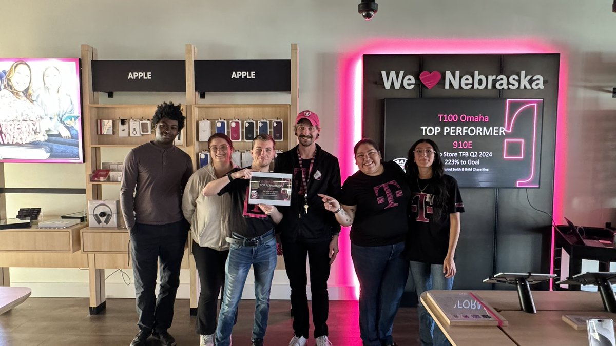 s_arauj0's tweet photo. Little late to post this but proud of what #TeamOmaha has accomplished over several quarters. This was Q2 recognition & Q3 would’ve been even more, no doubt they will continue to win. Now looking forward to celebrating my SIS locations 🔥 #BoldNorth https://t.co/6z1C0FWkbp