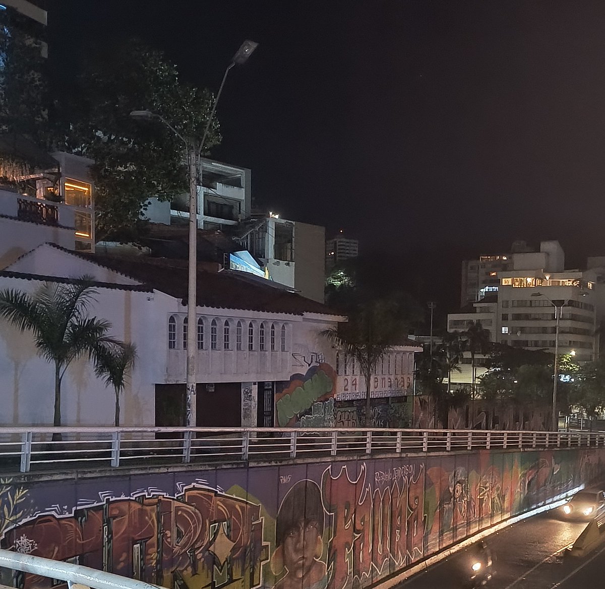 ElPizcas's tweet photo. @robertoortizu Muchísimas zonas sin alumbrado público, la pregunta es, que pasa con los dineros recaudados mensualmente por este concepto? Si no están atendiendo los reportes de la ciudadanía ? https://t.co/j7eQ0hfe0t