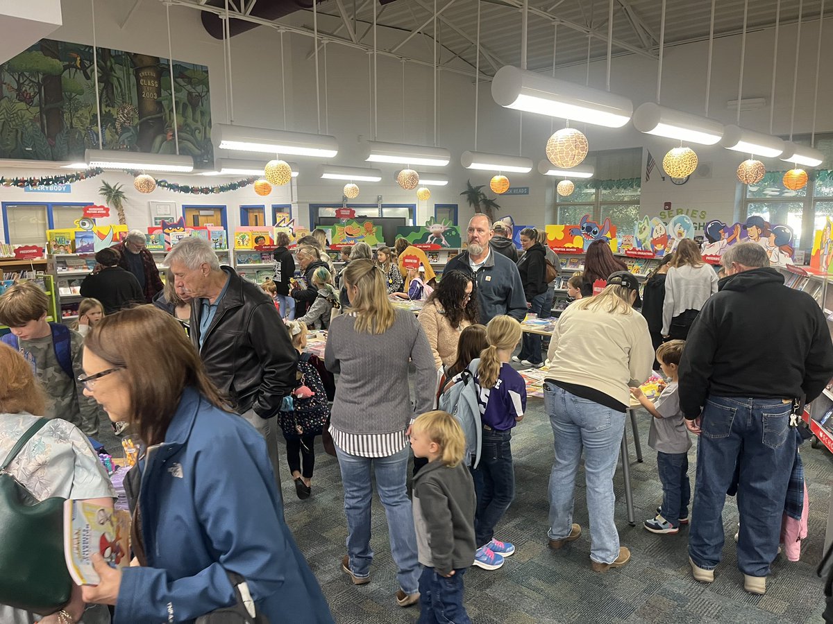 CreedsLMS's tweet photo. Book Fair + Grandparents Breakfast = PTA Genius https://t.co/upr9Ok8Ggj