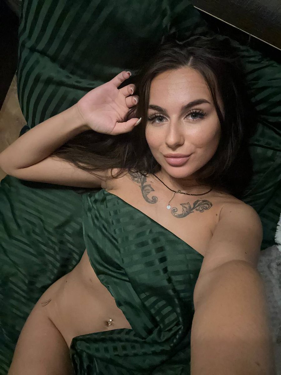 sweetness_diana's tweet photo. What do you think about when you look into those pretty eyes?😏 https://t.co/omcVyX25xc