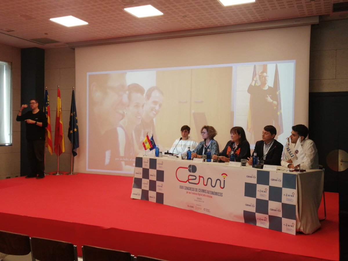 CERMICV's tweet photo. @Anna_Ortiz90 , responsable de Comunicación de @CERMICV , ha expuesto cómo desde la entidad animan a sus alumnos a que pierdan el miedo a lo desconocido, ya que nos bloquea a todos, tengamos discapacidad o no. Esto nos impide a todos aprender y crecer https://t.co/d3WkX8vQqF
