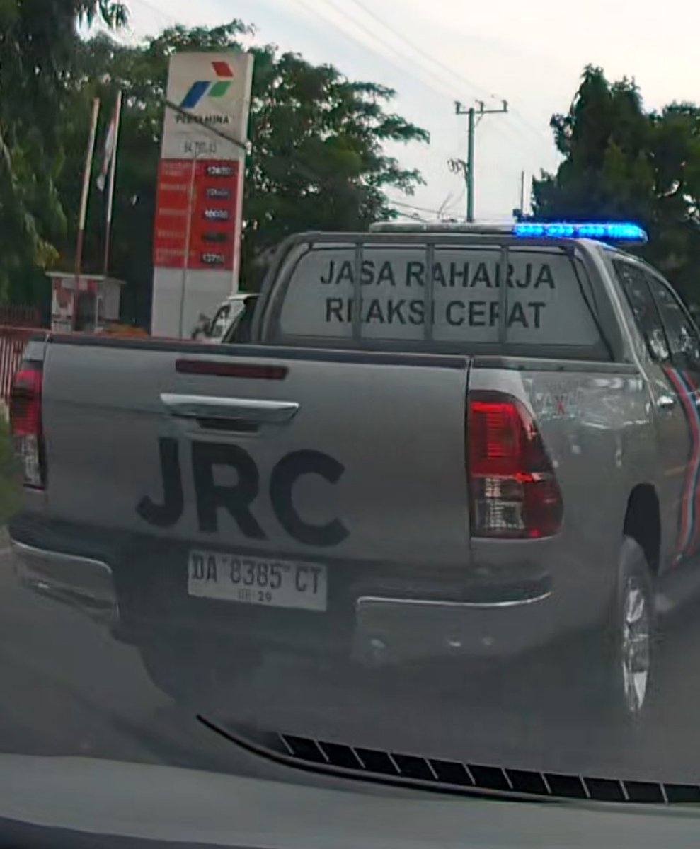 royadin's tweet photo. konon @pt_jasaraharja itu ngurusi asuransi kecelakaan, eh personelnya ugal-ugalan di jalan. https://t.co/SM1jFpZ7FA