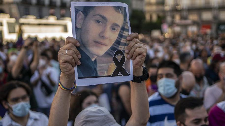 sp4guetti's tweet photo. Esta semana arrancó el juicio oral por el asesinato por motivos homófobos de Samuel Luiz.

Las RRSS se llenan de fotos de los presuntos culpables, con sus caras y nombres. Incluso desde sectores progresistas se cae en una mirada punitivista que individualiza el problema 👇 https://t.co/bB9nK0qywg