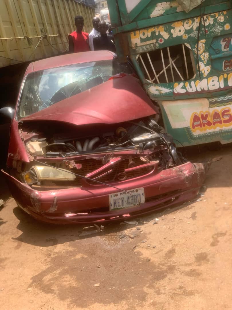 OSBAYO_94's tweet photo. This just happened on the said Ogbomoso road few minutes ago. There's need to urgently fix this road to forestall future occurrence.

@FixOgbomosoRoad 
@DaveUmahi 
@FeedbackOYSG 
@Oyoaffairs https://t.co/DQl6SA4Kqi