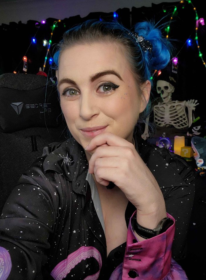 Dragancaor's tweet photo. It's friday &amp; i'm live while we chat about whatever random subject crosses our neurosparkly brains.
Bonus points if you want to talk about the new sims Death EP or Nightingale because those are definitely my happy places right now.

https://t.co/QmonBpeKNS https://t.co/oeZFWz4IkB