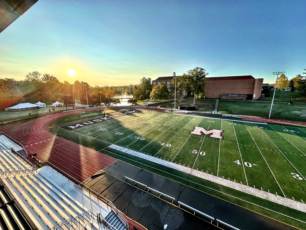 Kicking off this Friday with a beautiful start to Magenta Homecoming! 😍