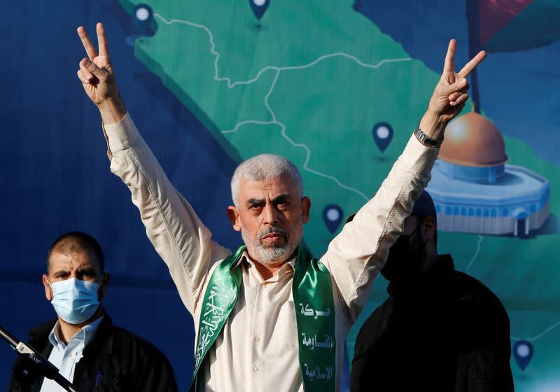 Ümmet Ağacı Şehitlerin Kanıyla Sulanmaya Devam Ediyor... 

Yahya Sinvar Şehit Edildi...

İnne lillehi ve inne ilehi raciun.

Hamas Lideri İsmail Heniye'nin hain bir suikast sonucu şehit edilmesinin ardından Hamas'ın Yeni Siyasi Büro Lideri Yahya Sinvar olmuştu. 

"Düşmanımın bana
