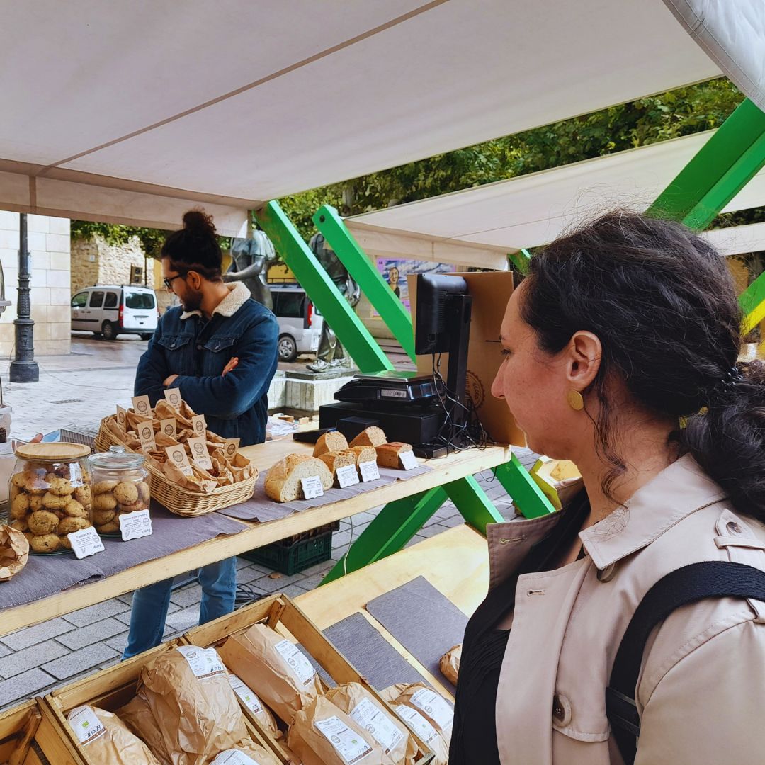 CPAER_eco's tweet photo. ¡Mañana #Ecomercado!
Lo mejorcito de la producción ecológica, frutas y verduras de temporada, te esperan este sábado de 9 a 14 horas, en plaza Diversidad. ¡No faltes a la cita!
Recuerda que estamos en temporada de setas, higos, membrillos, pimientos y calabazas. https://t.co/QT9QNtN9Nf