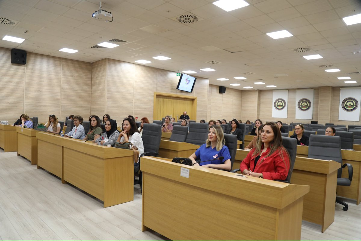 kadin_meclisi's tweet photo. DTSO İş Kadınları Meme Kanseri Farkındalık haftası kapsamında bilgilendirme semineri düzenledi. Uzm. Dr. Derya Deniz Altıntaş’ın verdiği seminerde, meme kanserinin tanınması ve erken teşhisin önemi vurgulandı. https://t.co/xmCxvabf1x
