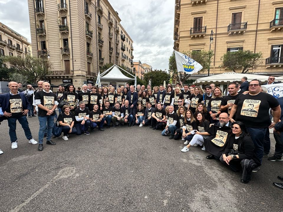 Ago_SantilloM5S's tweet photo. Centinaia di parlamentari e membri del Governo della Lega in trasferta a Palermo per difendere Salvini al processo... tutto a spese degli italiani. Uno spreco vergognoso di denaro pubblico per questioni personali. #SoldiNostri #ProcessoSalvini #Vergogna https://t.co/zIOtrEkY05