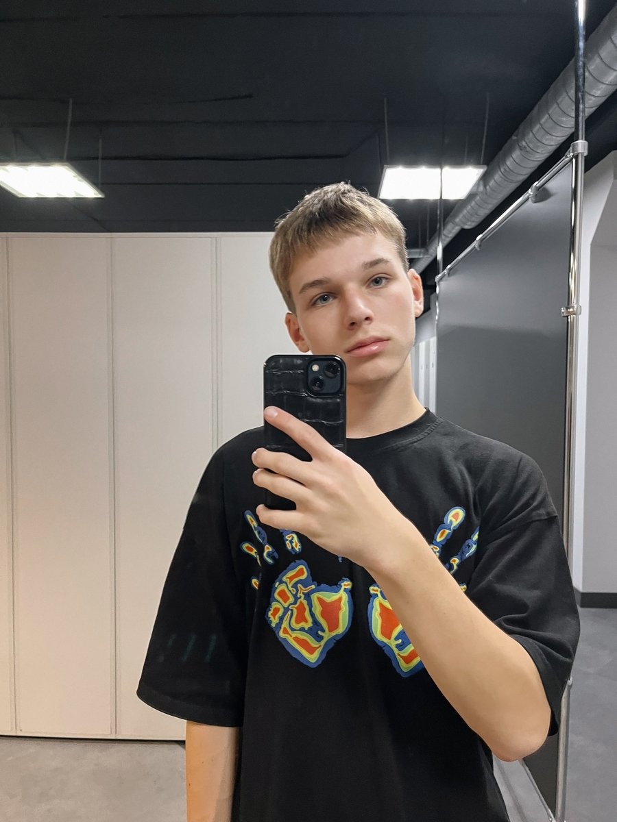 coolmaxxx_'s tweet photo. face or body?😈
like= face 
RT= body https://t.co/BLITyo31Vd