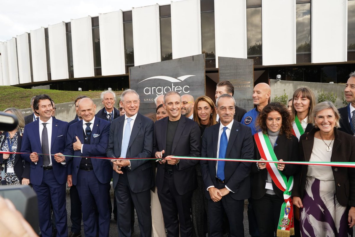 mimit_gov's tweet photo. Questa mattina il ministro @adolfo_urso ha partecipato all'inaugurazione di #SpacePark, nuovo quartier generale di @Argotec_Space a San Mauro Torinese che nasce anche con il contributo del progetto #SpaceFactory di @ASI_spazio. https://t.co/YKJMVBMTaU