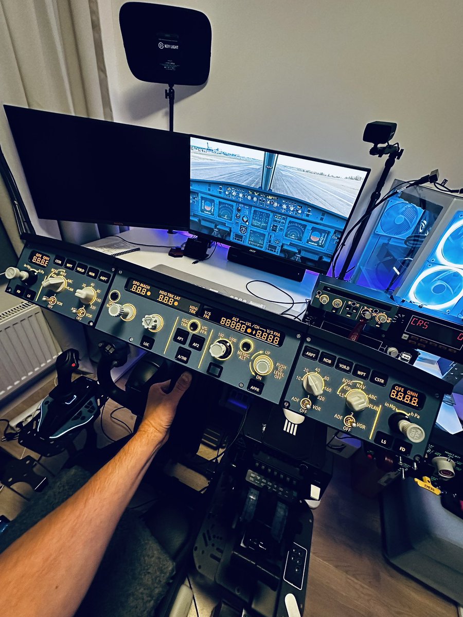 CryREED's tweet photo. Yesterday I finally got my EFIS 👌😍 and here is my setup and my mounting solution is perfect placement for my VR flying! Easy swap for another hit 737 lineup later on 😉 @WINWING_SIM https://t.co/7HVi3tnLos