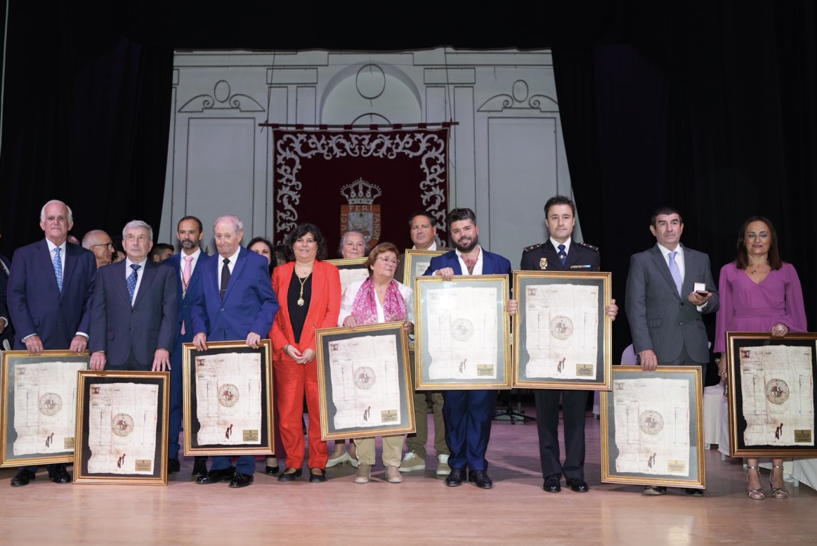 AytoSanlucar's tweet photo. 🏵️LA ALCALDESA DE SANLÚCAR ENTREGA LAS INSIGNIAS DE ORO DE LA CIUDAD DE 2024

👏👏👏Diez personas y entidades sanluqueñas han protagonizado el acto institucional del Día de la Ciudad en el Auditorio Municipal

#Sanlúcar #CiudadAmable #DíaDeLaCiudad2024 

https://t.co/4o8aYL77it https://t.co/oyvyD1DG0x