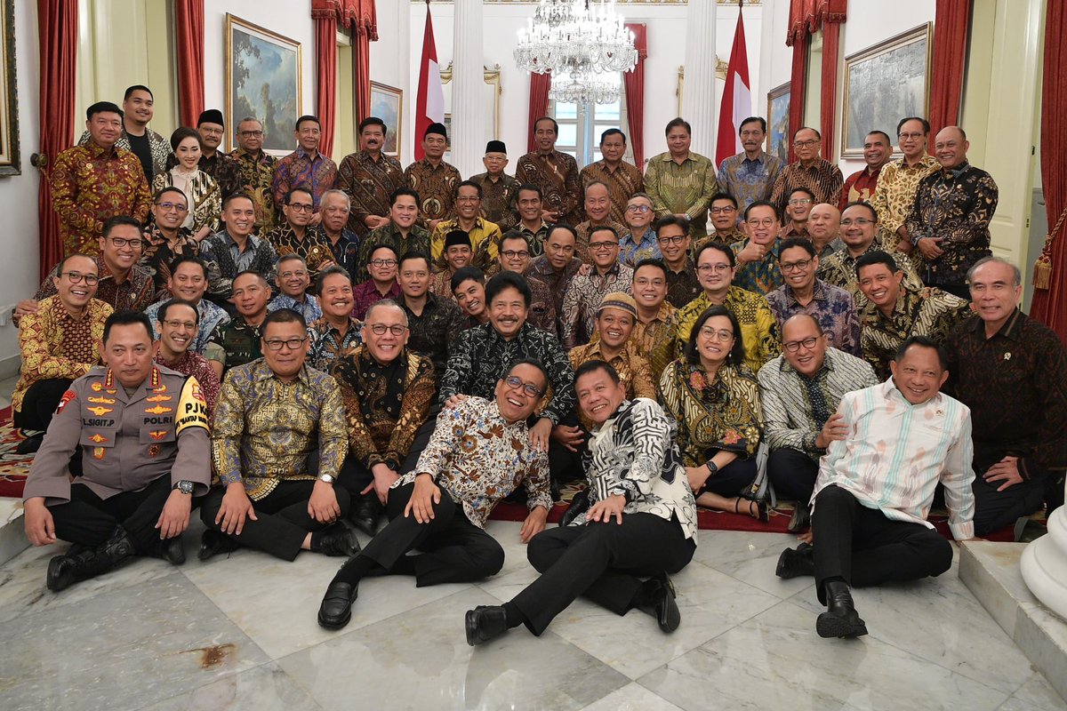 Tidak terasa kami sampai di titik ini. Kepemimpinan Bapak Presiden Joko Widodo memberikan kami begitu banyak pelajaran penting juga banyak cerita baik. Perjalanan yang membentuk kami tidak hanya sebagai tim yang kompak, juga menjadikan kami sebagai sebuah keluarga. 

Ini memang