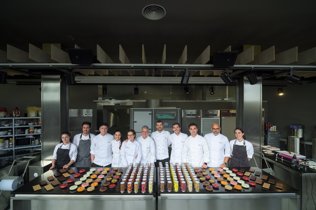¡Qué locura de bufet el que realizó el curso de Grageas y tabletas de chocolate con Albert Daví!  🔥🔥🔥

Próximos cursos en chocolate-academy.com/es-ES 🤩