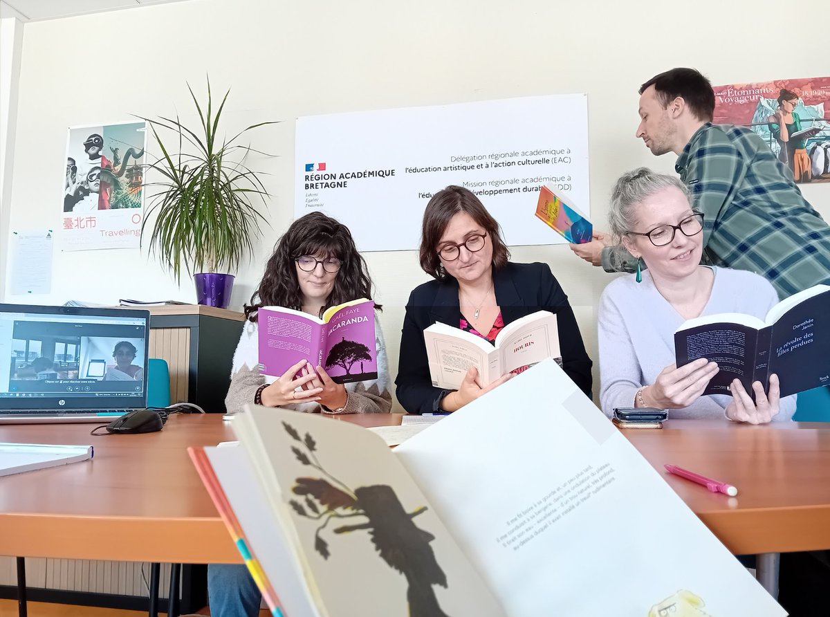 DRAEAC_Bretagne's tweet photo. 💯% #EAC | #13h51 : l'équipe de la @DRAEAC_Bretagne s'arrête (dans ses bureaux ou à distance) pour rejoindre la grande communauté de lecteurs bretons durant le quart d'heure de lecture, au sein de l'@acrennes. https://t.co/NCi3fLzqXu