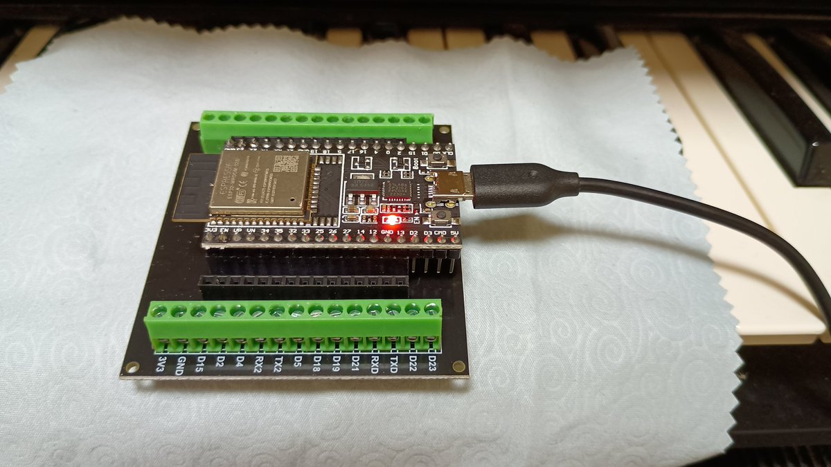 aliexpressで注文したESP32と変換ボード、5日間で無事到着しました。単価はどちらも破格の350円。
技適に対応していたものの、ESP32は38ピンで変換ボードは30ピン仕様。
3.3Vが使えれば問題無いので、足りない8ピンは気にしないことに。USBケーブルがそのまま刺せて便利です。^^