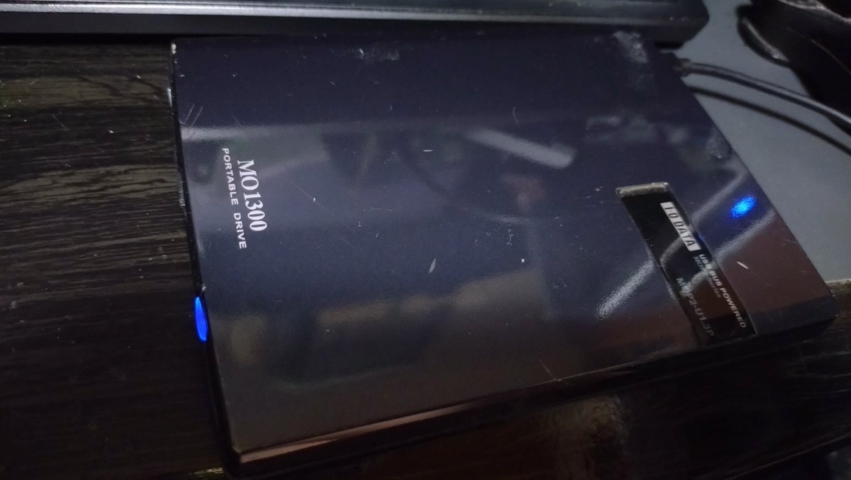 Windows11 x64ですが、普通にMO使えています。 ドライブはIOデータの