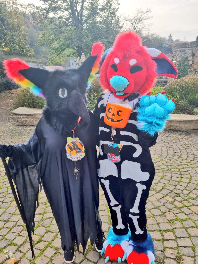 Mew1_'s tweet photo. Happy #FursuitFriday 🎃
Halloween comes closer and I'm looking forward for it! 😊

Fursuiter:
drfrankenfield
@Lilith_Fireglut
@Mew1_
@oetsha

✂️ by bakapawcreation

#furry #furryfandom #bird #birds #fursuitwalk #birdsuit #birdfursuit #fursuit #raven #fursuitfridays
#halloween https://t.co/NWTTmkHEOr