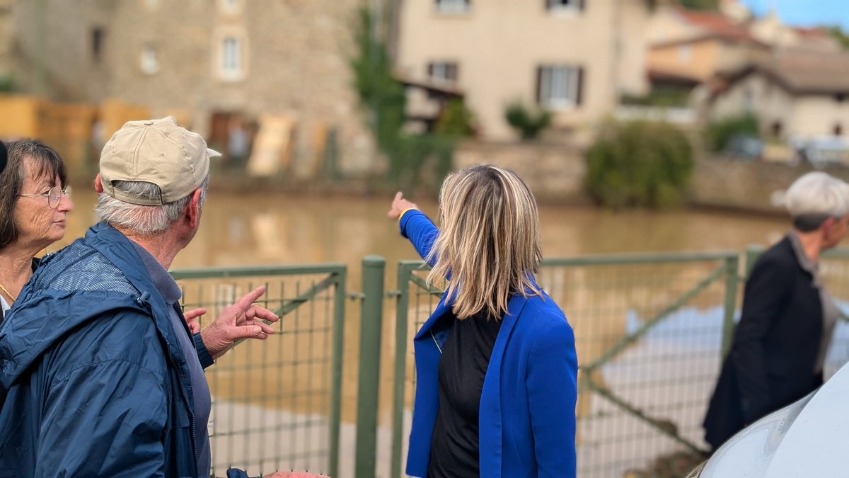 Prefecture42's tweet photo. 📸 Déplacement d'@AgnesRunacher, ministre de la Transition écologique, de l'Énergie, du Climat et de la Prévention des risques, et de @NDaragon, ministre délégué chargé de la Sécurité du quotidien, à #Chavanay afin de constater les dégâts causés par les inondations et d'échanger avec les services mobilisés et les habitants de la commune.
⚠️ "En cas d'alerte météorologique, respectez les indications des autorités."