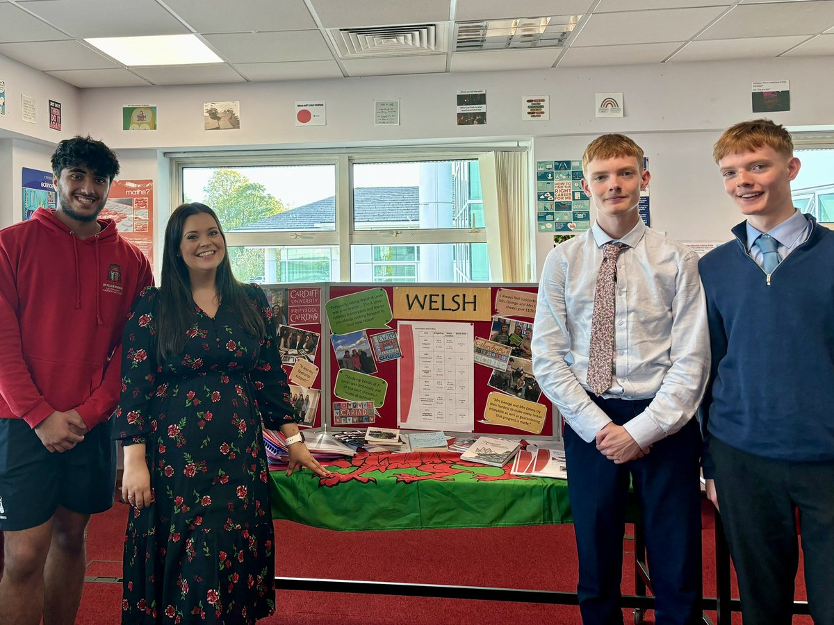 SJC_Languages's tweet photo. @MrsGeorgeSJC thoroughly enjoyed returning for our annual A Level Options Evening. A big “diolch” to our wonderful #SJCWelsh students for promoting the language so well; we’re excited to share our passion with our future linguists! 🌟🏴󠁧󠁢󠁷󠁬󠁳󠁿 #SJCFamily #SJCExcellence #DyfodolDisglair https://t.co/SmHpL4LaCL