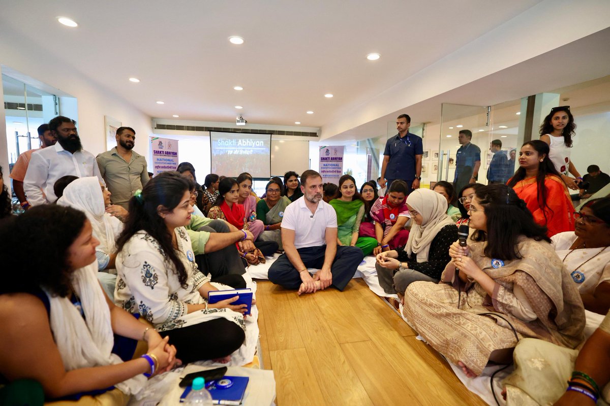 Allavaru's tweet photo. आज श्री @RahulGandhi इंदिरा फेलोशिप की राष्ट्रीय कार्यकारिणी बैठक- 'शक्ति अभियान' में शामिल हुए।

राजनीति में महिलाओं की सार्थक भागीदारी के बिना समाज का स्वरूप नहीं बदल सकता। 

इसलिए हमें साथ मिलकर महिला अधिकारों के लिए आवाज उठानी है और आधी आबादी को उसका पूरा हक देना है।

 📍 जवाहर भवन, नई दिल्ली