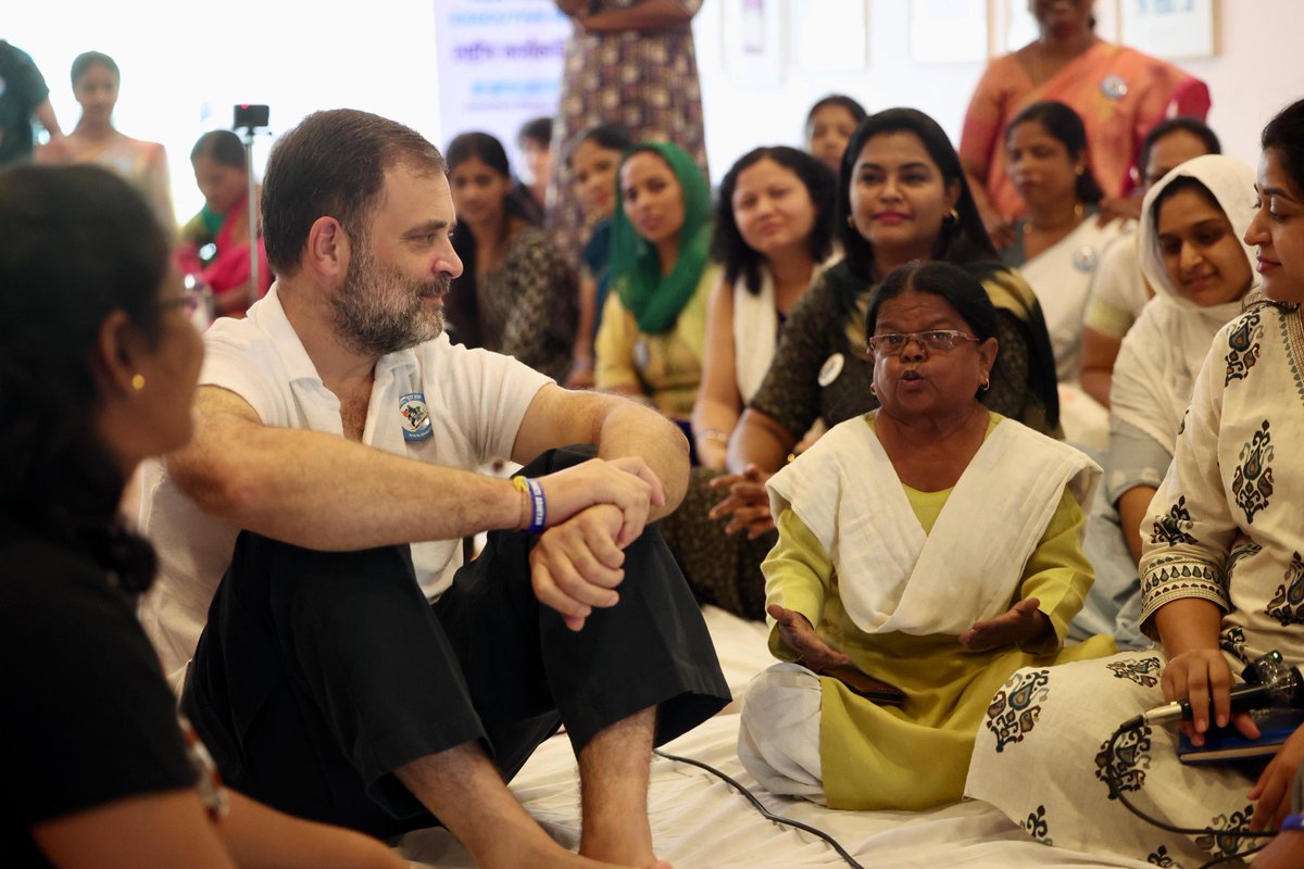 Allavaru's tweet photo. आज श्री @RahulGandhi इंदिरा फेलोशिप की राष्ट्रीय कार्यकारिणी बैठक- 'शक्ति अभियान' में शामिल हुए।

राजनीति में महिलाओं की सार्थक भागीदारी के बिना समाज का स्वरूप नहीं बदल सकता। 

इसलिए हमें साथ मिलकर महिला अधिकारों के लिए आवाज उठानी है और आधी आबादी को उसका पूरा हक देना है।

 📍 जवाहर भवन, नई दिल्ली