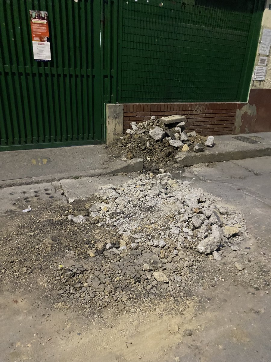 clarines11's tweet photo. @Alcaldiakennedy como es posible que el acueducto haha arreglos y deje así por más de una semana a la entrada de un colegio! Expone la comunidad del Colegio Dario Echandia IED sede C en Patio Bonito-Tocarema https://t.co/acoJ4YR1tW