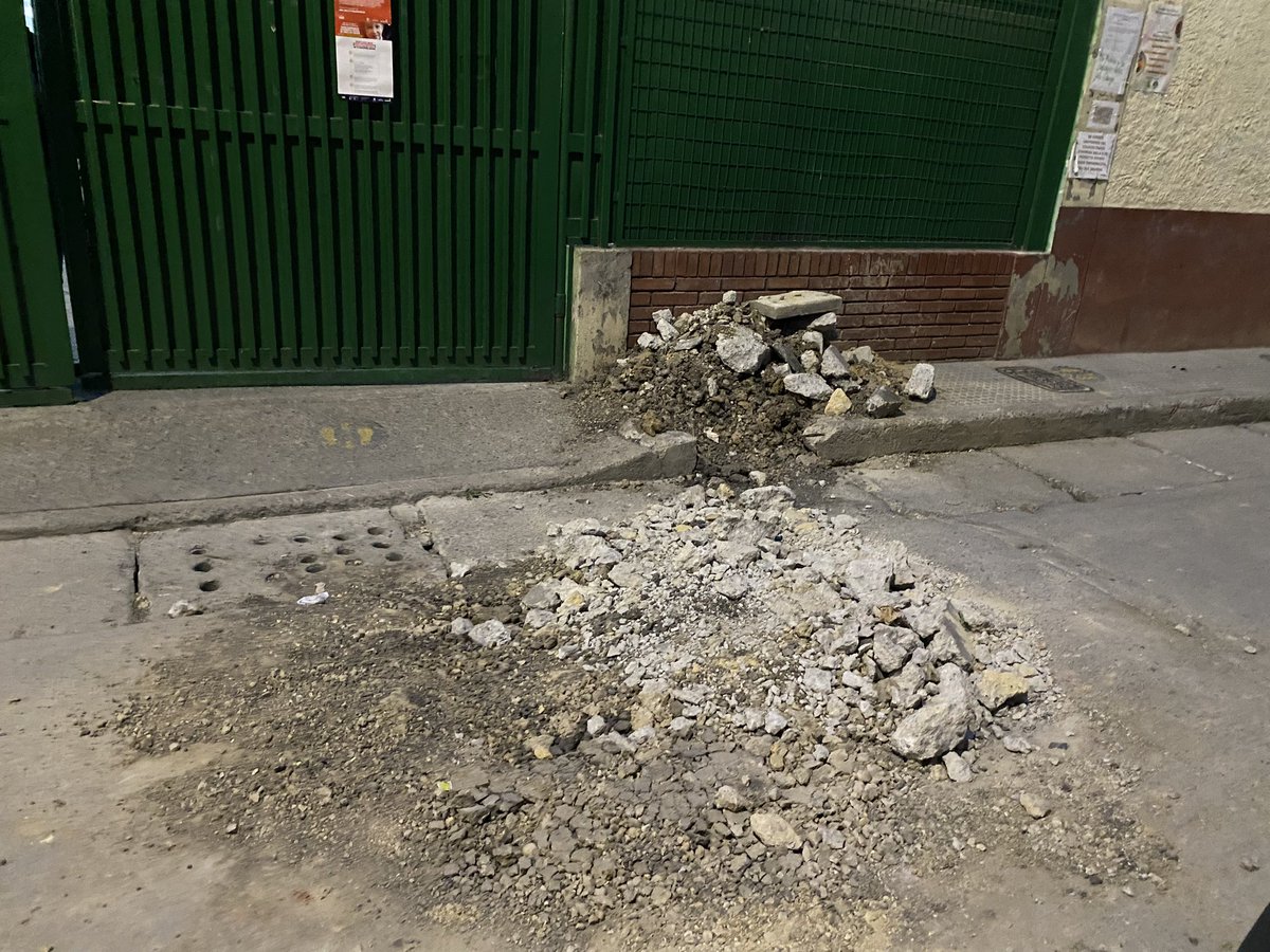 clarines11's tweet photo. @Alcaldiakennedy como es posible que el acueducto haha arreglos y deje así por más de una semana a la entrada de un colegio! Expone la comunidad del Colegio Dario Echandia IED sede C en Patio Bonito-Tocarema https://t.co/acoJ4YR1tW