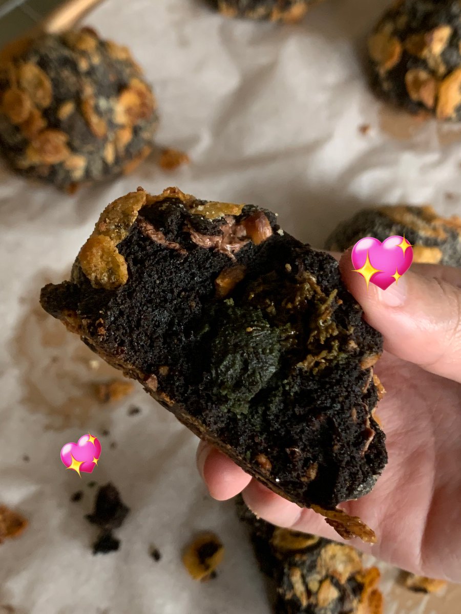 HelloDyna's tweet photo. Done with my strict meal plan today for this week and instantly served with this delish cookies i couldn’t resist… mom sure spoils me (us) with foods and desserts we love! Ahhh haha grateful for it tho 🥰 https://t.co/7VyBBF1T4q