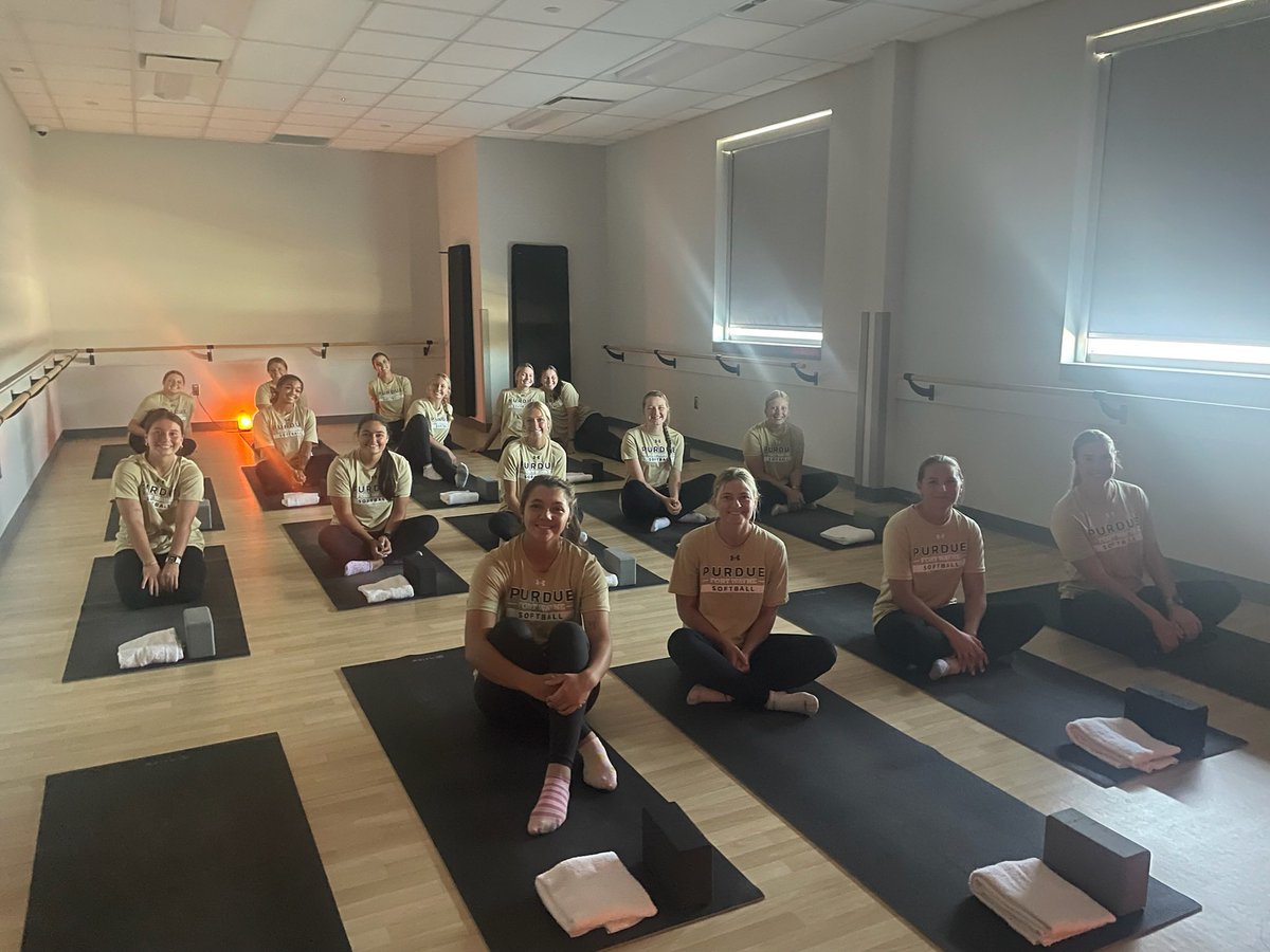 MastodonSB's tweet photo. Thursday was a great day for our Dons! We had a great Yoga session and then our girls were celebrated by earning the highest GPA for all women’s sports teams at PFW!📚🎉🥎🦣 Way to go Dons!
#SmartDons
#TuskUp
#MastodonSoftball https://t.co/fFPH8JGU50