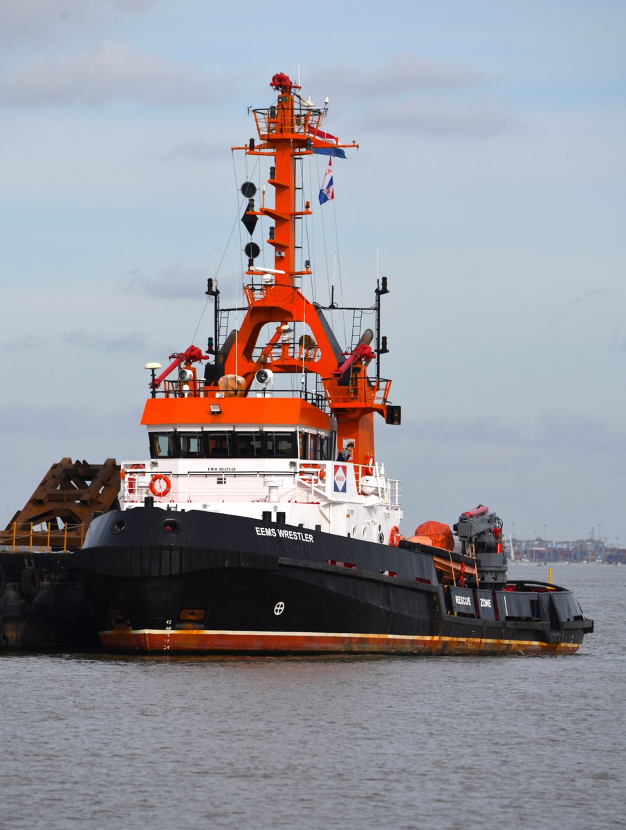 FraserG32883664's tweet photo. Tug Eems Wrestler awaiting orders on the River Thames. #EemsWrestler #AMASUS #AmasusShipping @liquid_highway1 #OnTheThames #TugLife #TugBoats #Bostonian #WorkingRiver #TugSpotting #Tug #Tugs #Workboats #Gravesend #RiverThames #Thames https://t.co/1KzVOYMpwR
