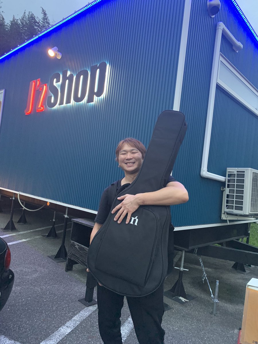 sc4a5grozZLDaQl's tweet photo. MY NEW GEAR! NATASHA CAT!
何気に人生初のアコギでございます
(｀・ω・´)ｷﾘｯ
デザインがとても可愛い( * ֦ơωơ֦)
J'z Studioさんありがとうございます(*´ω｀*)
 #mng  #NATASHA  #Jzstudio https://t.co/vM2R9y6REo