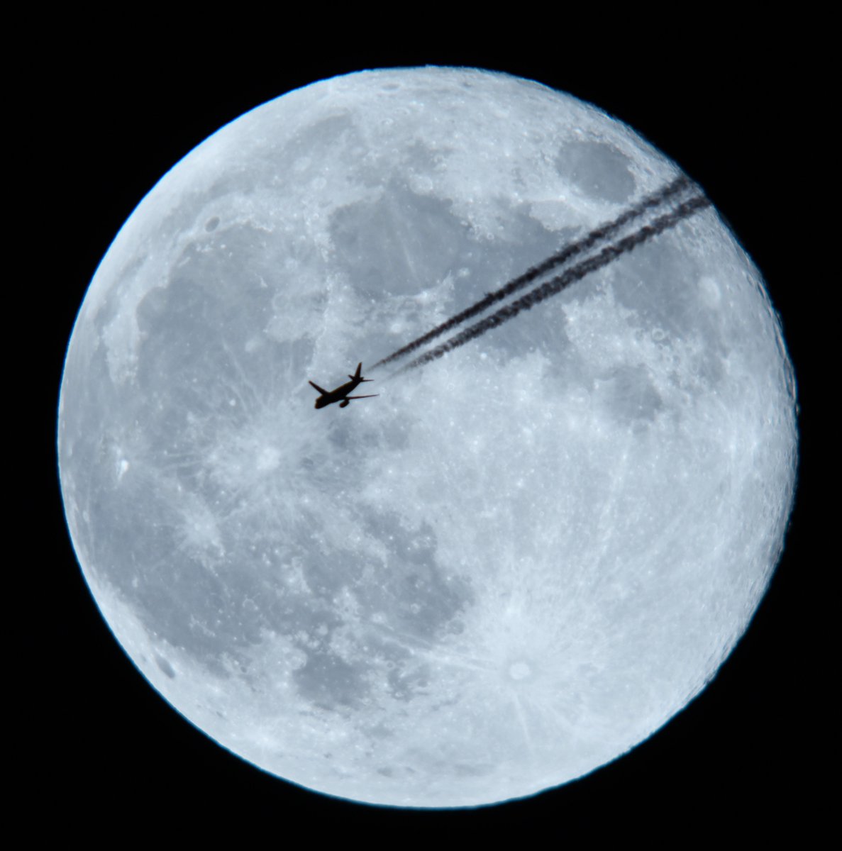 scannerjt1's tweet photo. @WEWS This is United 1623 a Airbus A-319 St Louis to New York South of Cleveland Ohio 37,000 ft.  Passing The Hunters Supermoon. 8:52 pm 10.17.24 https://t.co/fU5ixz8rLn