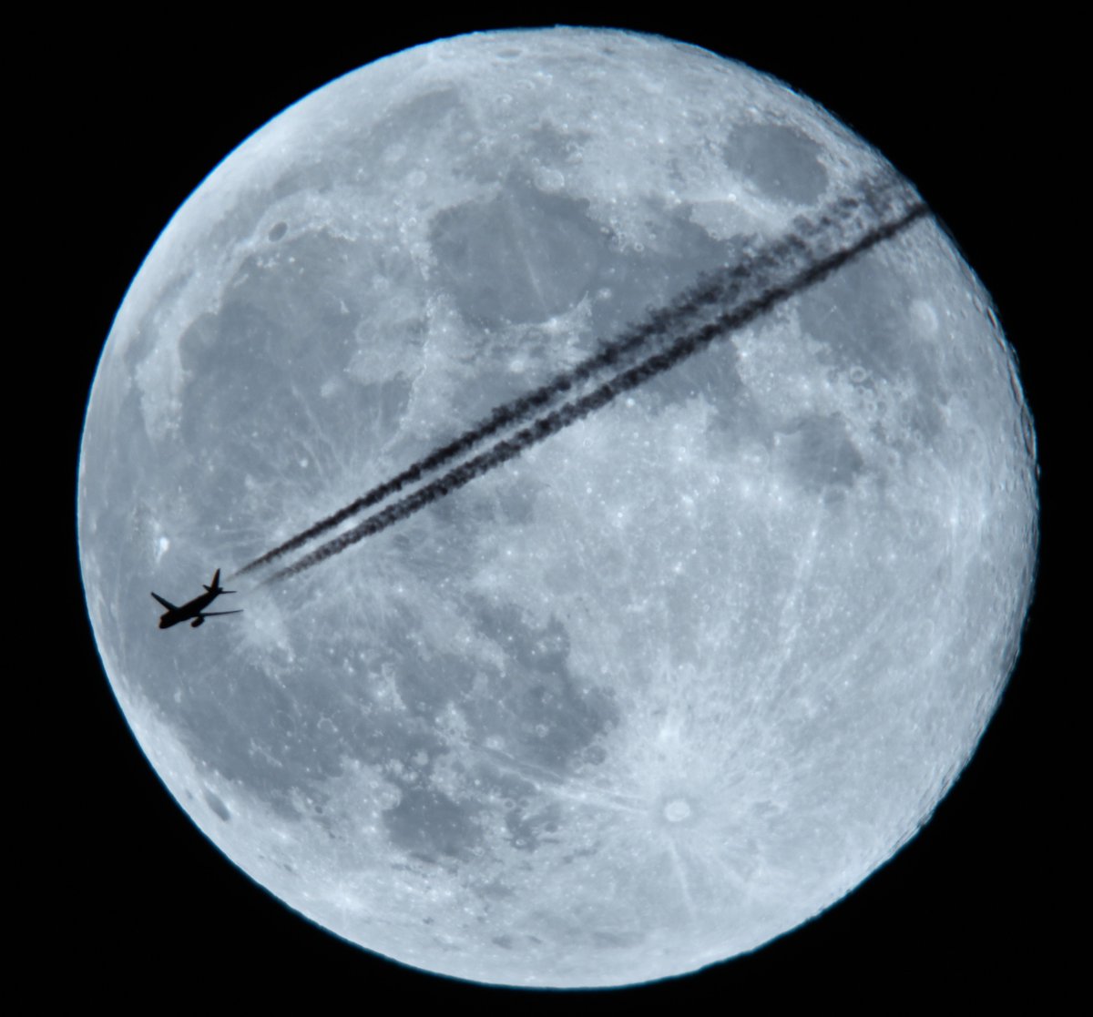 scannerjt1's tweet photo. @WEWS This is United 1623 a Airbus A-319 St Louis to New York South of Cleveland Ohio 37,000 ft.  Passing The Hunters Supermoon. 8:52 pm 10.17.24 https://t.co/fU5ixz8rLn