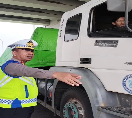 Metronewstvcom's tweet photo. Dengan Humanis, Kasat Lantas Polres Pekalongan Berikan Teguran Kepada Sopir Truk yang Berhenti di Bahu Jalan Tol → https://t.co/uvGqVjMaCk https://t.co/bDHhFY4Ynn
