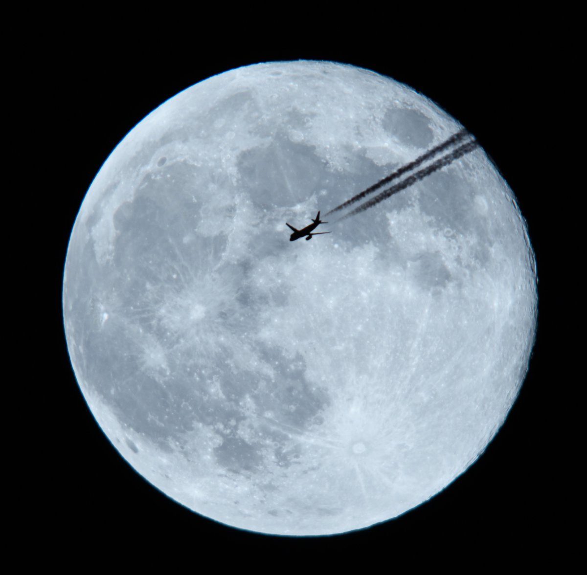 scannerjt1's tweet photo. @Alexis_NWalters This is United 1623 a Airbus A-319 St Louis to New York South of Cleveland Ohio 37,000 ft.  Passing The Hunters Supermoon. 8:52 pm 10.17.24 https://t.co/YHBeQ8yYov
