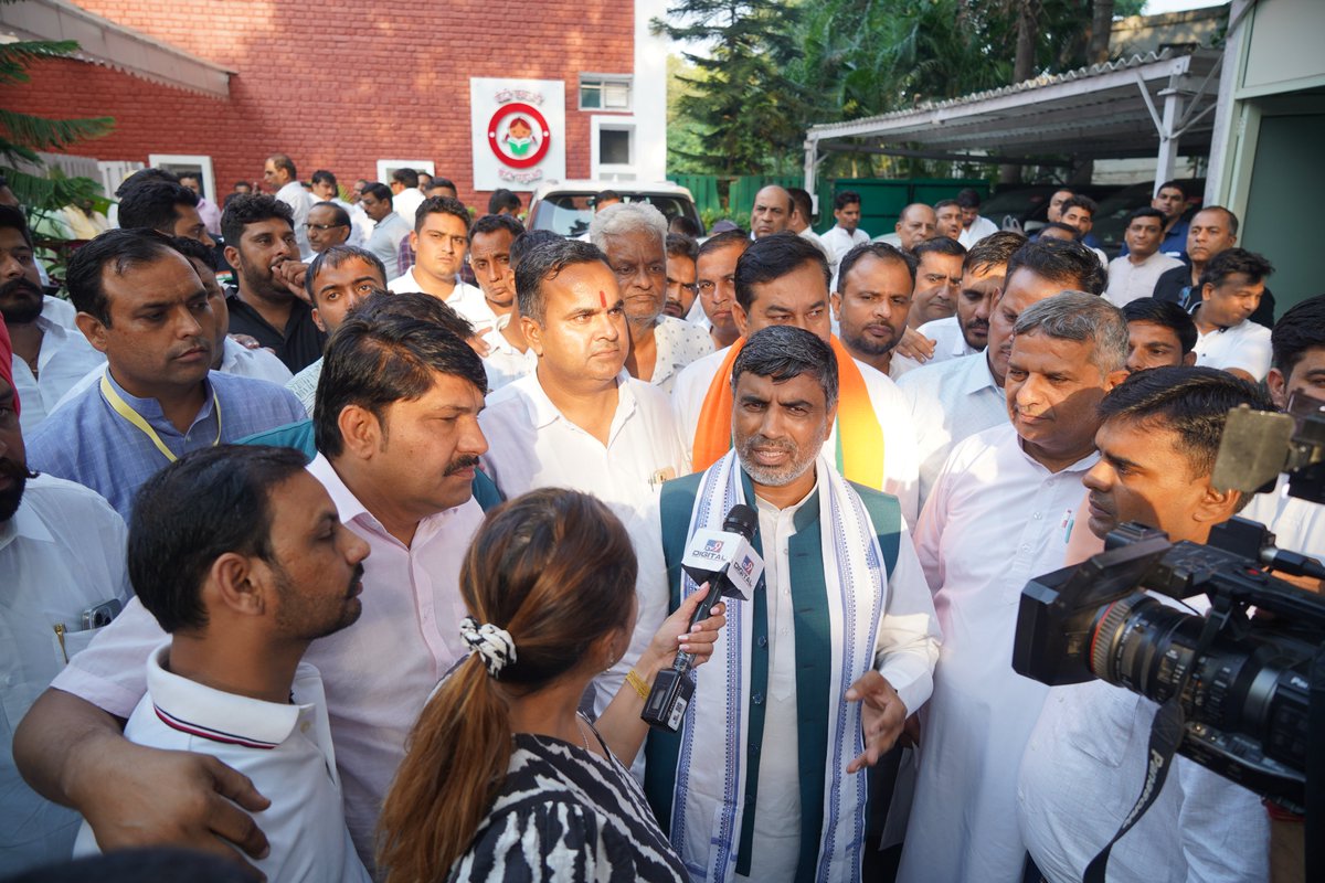 MAHIPALDHANDA1's tweet photo. आज चंडीगढ़ कार्यालय में बतौर कैबिनेट मंत्री पदग्रहण करने के बाद चंडीगढ़ निवास पर स्वजनों से मिलते हुए ।।
#BJP4IND
#टीम_महीपाल_ढांडा
#जनता_की_सेवा
#PanipatGramin
#cmharyana
#NayabSinghSaini
#NonStopHaryana
#Mahipaldhanda https://t.co/5HPRmBZjkR