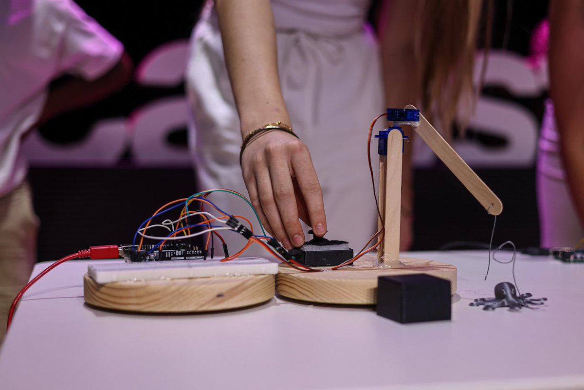 Escola Universitària de les Arts tweet media