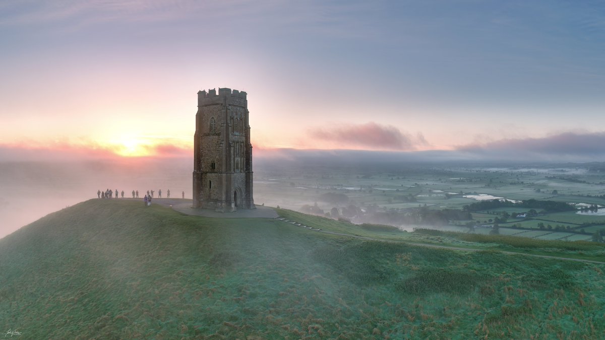 Glastonbury Tor
Couple of misty shots taken this morning at sunrise

#landscapephotography #Landscapes #ThePhotoHour
#viewsofsomerset #Somerset #Sunrise #Glastonburytor #Mist <a href="/ITVCharlieP/">Charlie Powell</a>