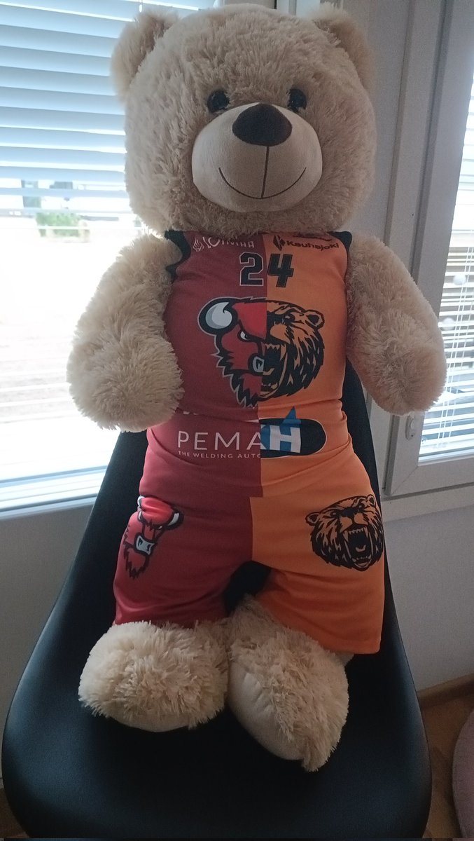 Petra ja Konsta saivat tyttölapsen viime sunnuntaina niin pitihän sitä paapan hoitaa tytölle peliasu🧡❤️
<a href="/Karhubasket/">Karhubasket</a> <a href="/Biisonit/">BISONS</a> #paappahommia