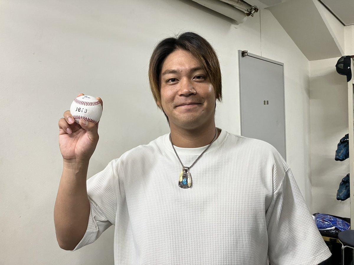 ydb_yokohama's tweet photo. 移籍後「初勝利」！👏

#佐々木千隼 選手
#試合後フォト
#東京ドーム
#JERAクライマックスセ
#baystars https://t.co/JvaQm9Xbkk