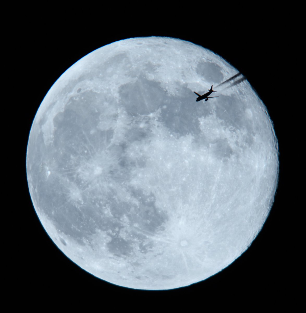 scannerjt1's tweet photo. @WEWS This is United 1623 a Airbus A-319 St Louis to New York South of Cleveland Ohio 37,000 ft.  Passing The Hunters Supermoon. 8:52 pm 10.17.24 https://t.co/fU5ixz8rLn