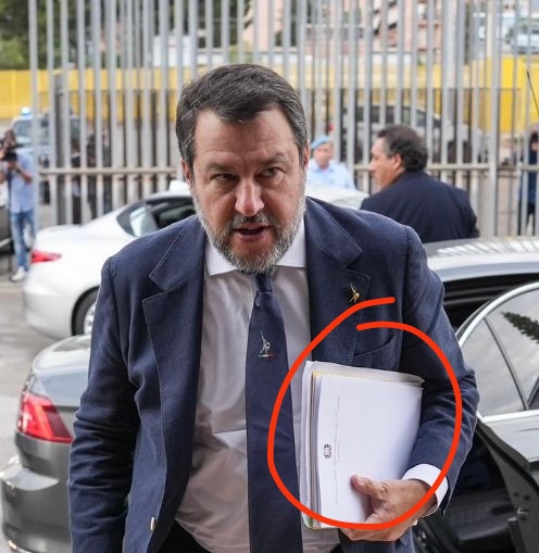 cammarata_lee's tweet photo. Ma cosa cazzo si porta dietro.....si difende da solo? Ma chi ti credi di essere? Oltre a sbafare a quattro ganasce non fai un cazzo 
#salvini_in_galera https://t.co/HIY8DmvGwu