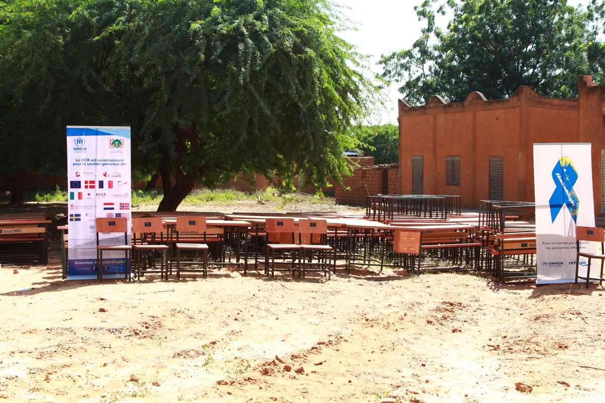 Remise ce jour des tables, bancs et bureaux, en présence des autorités communales, en soutien à l’école primaire Hamdallaye Centre, qui accueille des enfants déplacés de force et la communauté d’accueil.

Merci🙏au Niger pour l’inclusion des réfugiés dans le système éducatif.