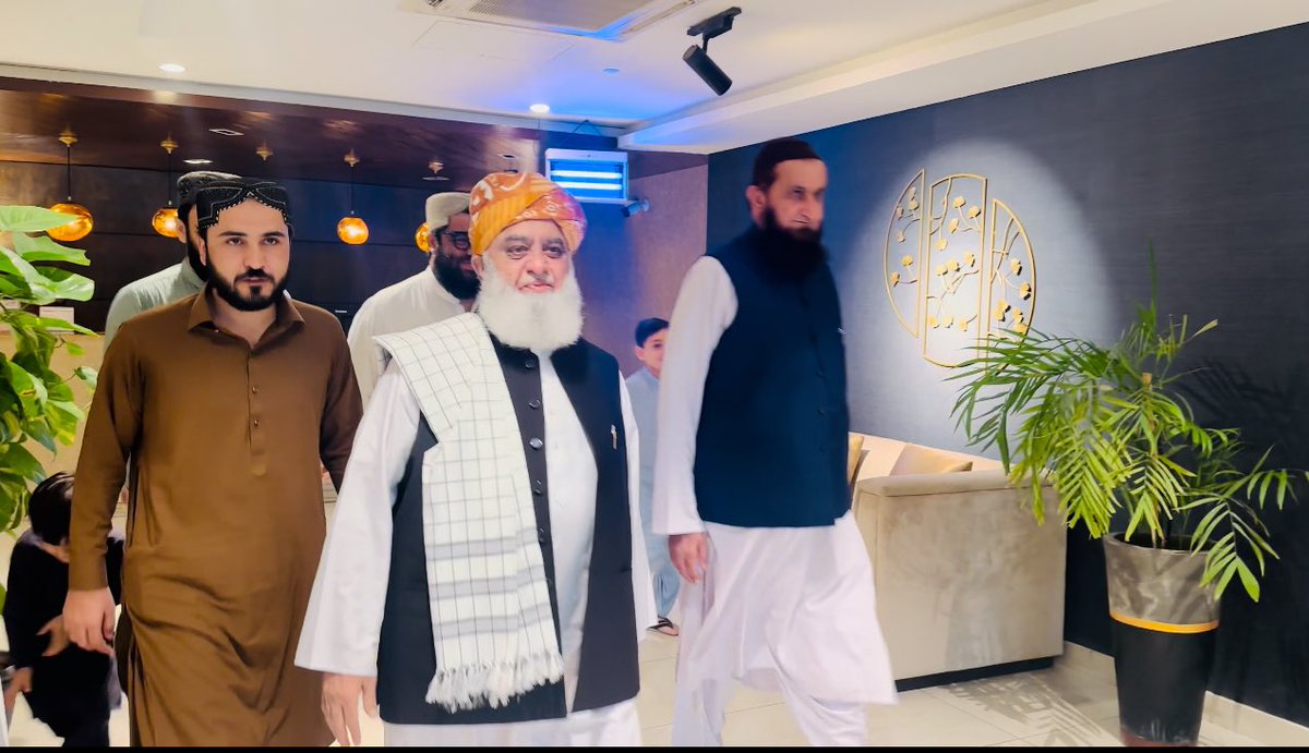 میرے قائد نے مختلف ادوار میں تنقید کا سامنا کیا، لیکن وہ ہمیشہ مضبوطی سے اپنی پوزیشن پر قائم رہے۔ یہ ثابت قدمی ان کی قیادت کی ایک اہم خصوصیت ہے۔
#بدمعاشی_نہیں_چلےگی