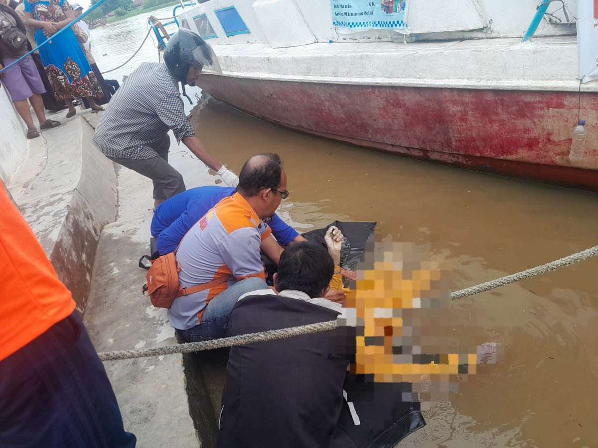 Metronewstvcom's tweet photo. Satuan Polairud Polres Tanjung Balai Berhasil Evakuasi Seorang Mayat Perempuan → https://t.co/yVkhsDN73X https://t.co/LT1nrKP26z