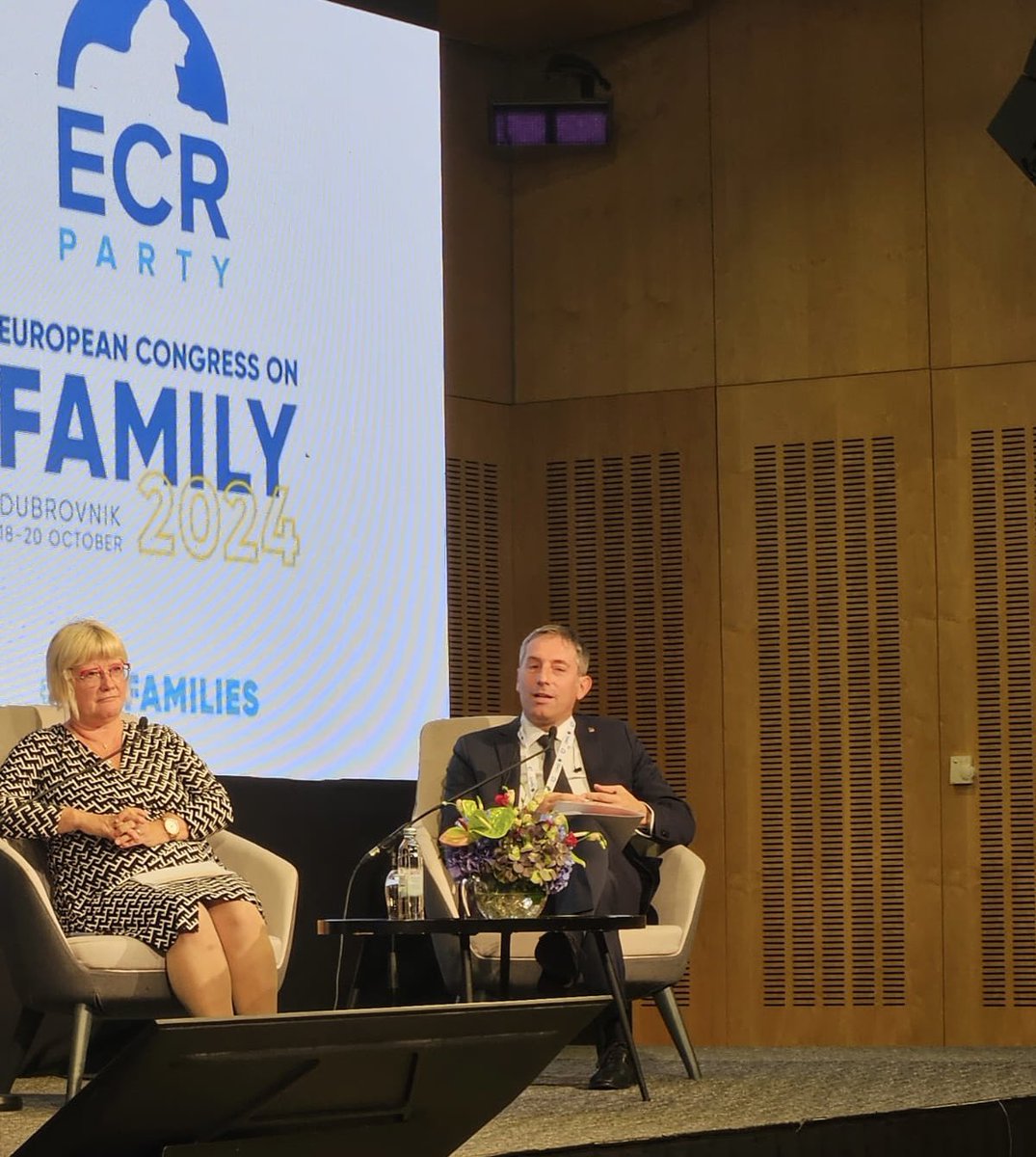 Oggi a Dubronvik al convegno di ECR Party abbiamo parlato di #famiglia. Famiglia al centro del dibattito politico, finanziario e sociale. Abbiamo parlato dell’impegno del Governo nell’aiutare le famiglie, che vedremo anche nella prossima manovra di bilancio. <a href="/ECRparty/">ECR Party</a>